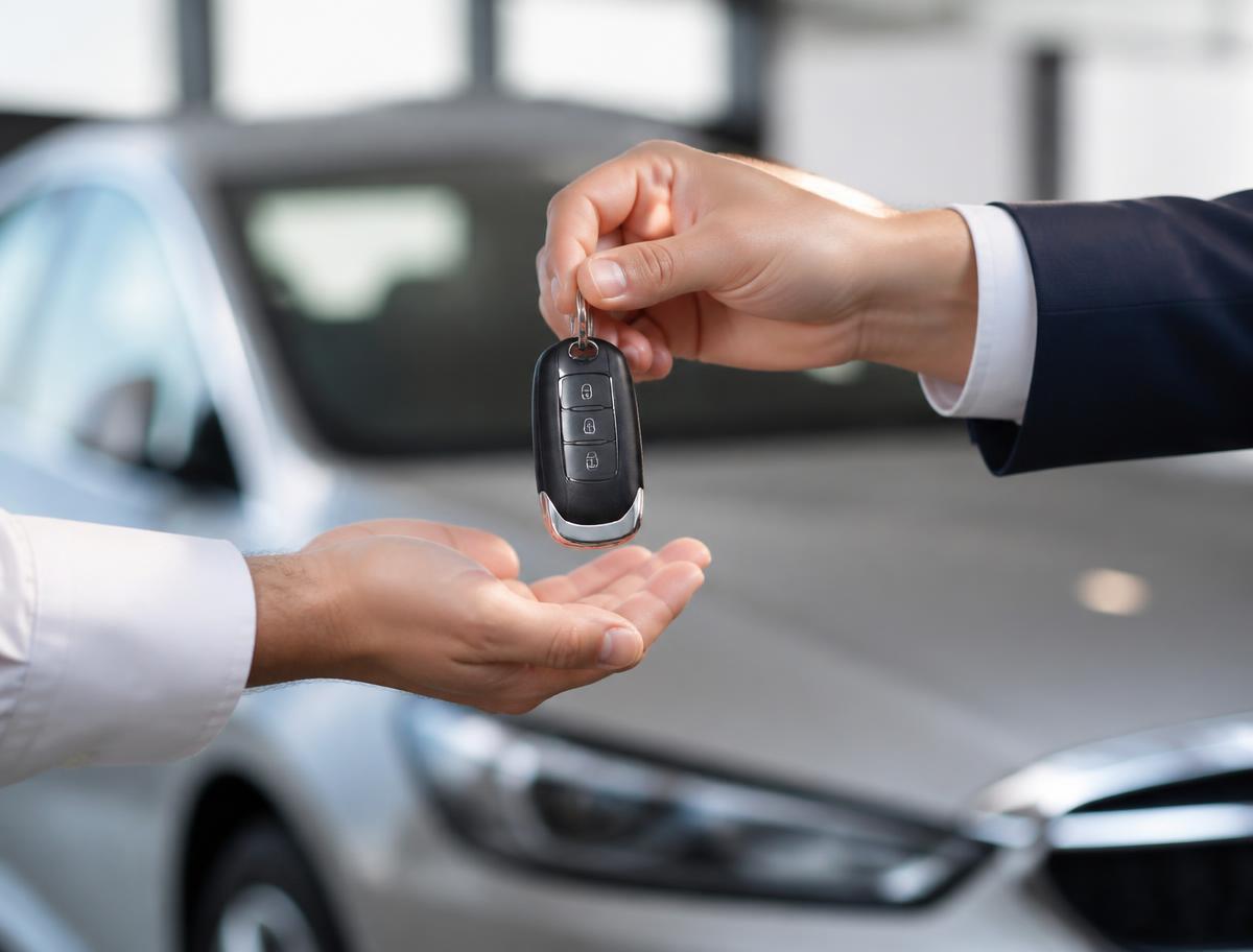 Entrega de llaves de un auto nuevo en agencia